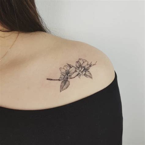 tatuajes para mujer en los pechos|Tatuajes de mujer en el pecho